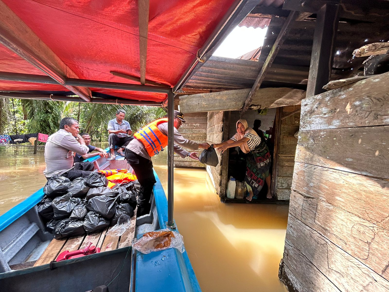 Polsek Cerenti Polres Kuansing Berikan Bansos Sembako Kepada Warga Terdampak Banjir di Desa Sikakak 